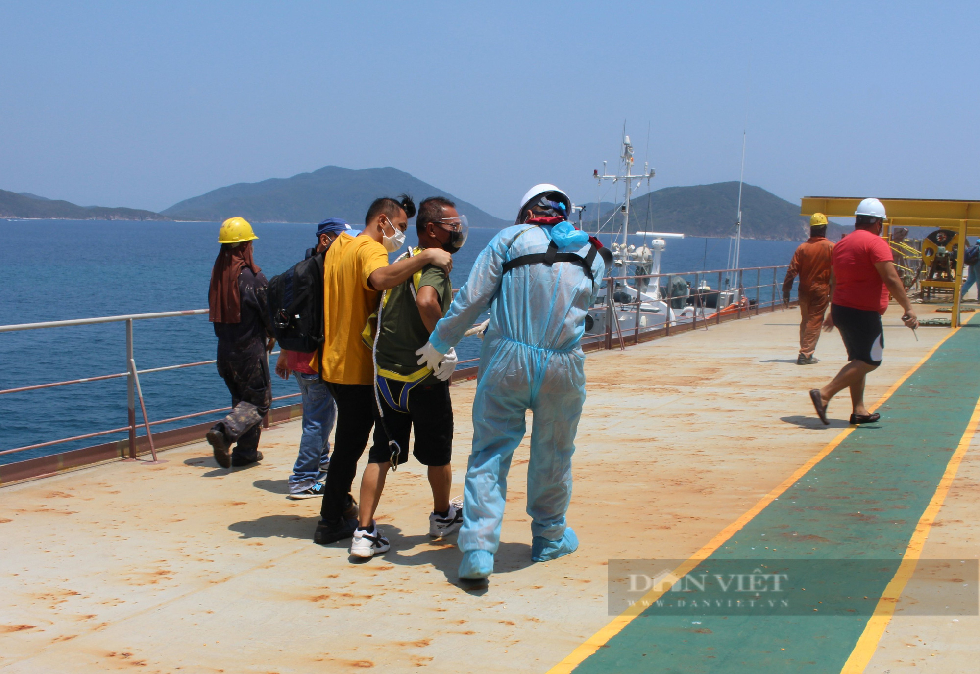 Khánh Hòa; Cứu thành công thuyền viên nước ngoài trong tình trạng nguy hiểm  - Ảnh 2.