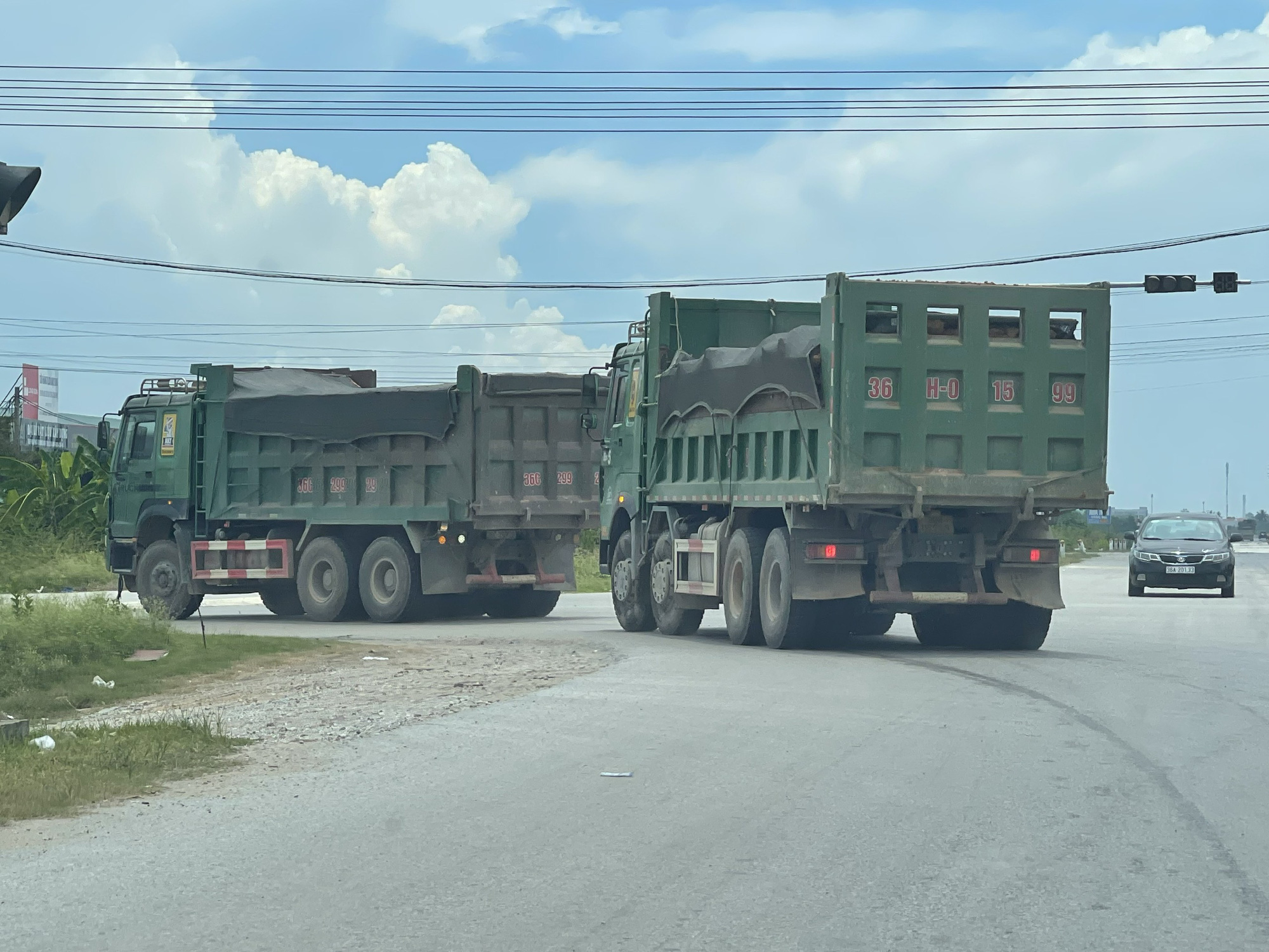 Chủ tịch UBND tỉnh Thanh Hoá chỉ đạo xử lý xe quá tải tại các bến cảng, nhà máy - Ảnh 1.