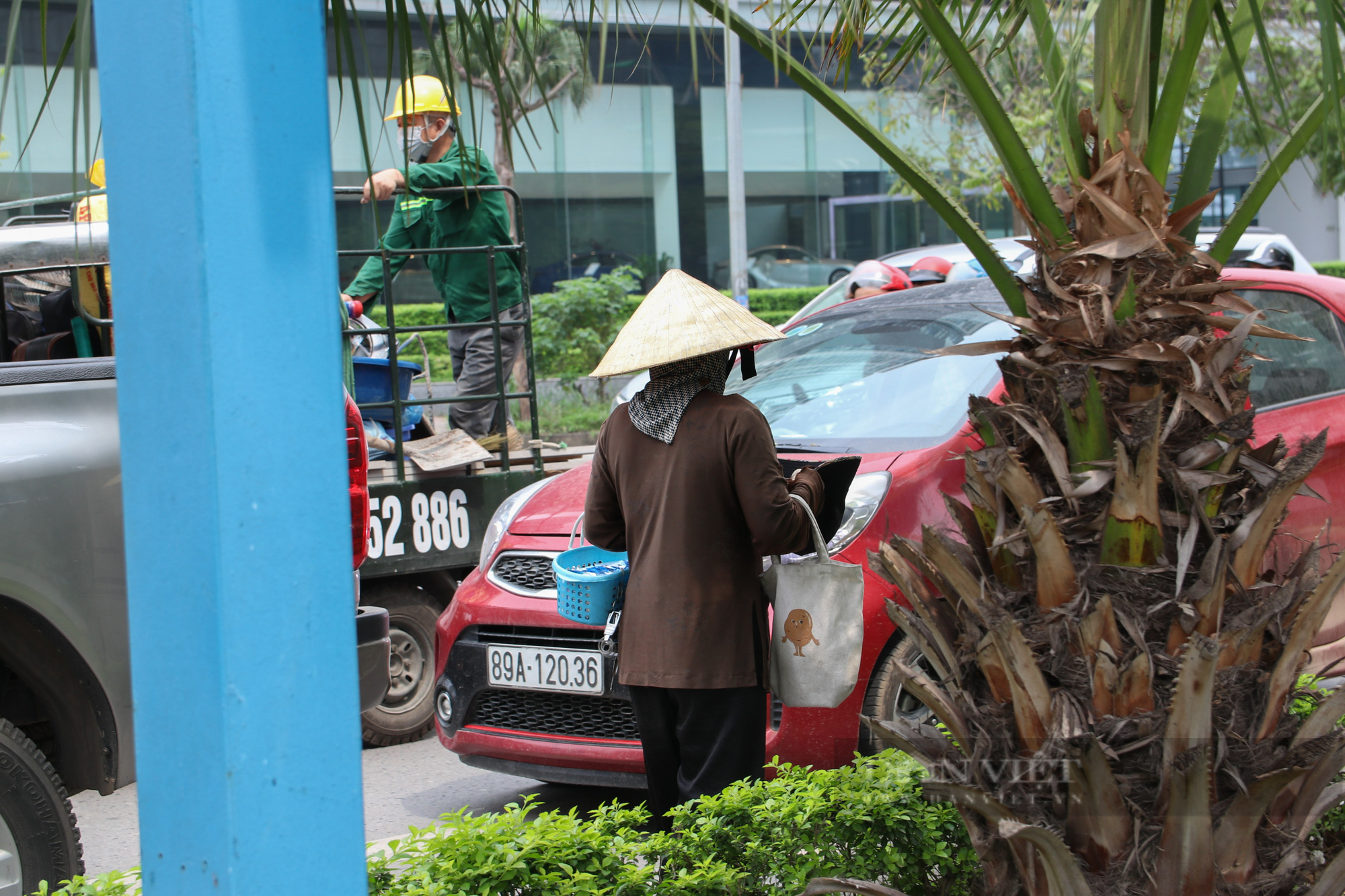 Một người phụ nữ khá nhiều tuổi xin tiền tại ngã tư Dương Đình Nghệ - Phạm Hùng.