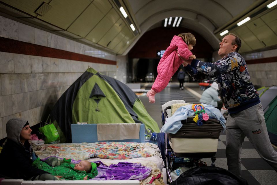 Người dân Kiev dần quen với cuộc sống ở ga tàu điện ngầm sau 3 tuần chiến sự - Ảnh 1.