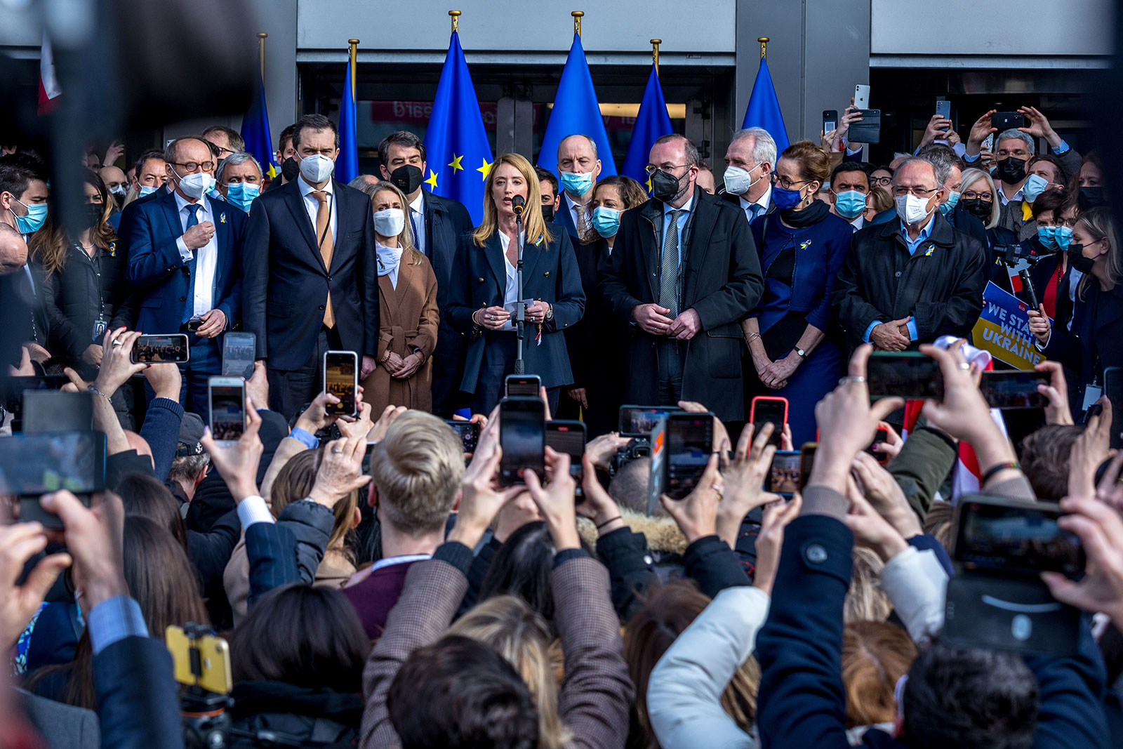 Nghị viện Châu Âu kêu gọi kết nạp Ukraine vào EU, siết trừng phạt Nga - Ảnh 1.