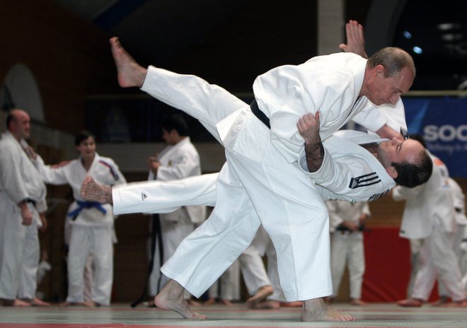 Chữ Tượng Hình Vẽ Tay Dịch Judo Vector Biểu Tượng Võ Thuật Nhật Bản Trên  Nền Trắng Với Văn Bản Thư Pháp Cọ Mực Với Mặt Trời Và Thắt Lưng Màu Đỏ