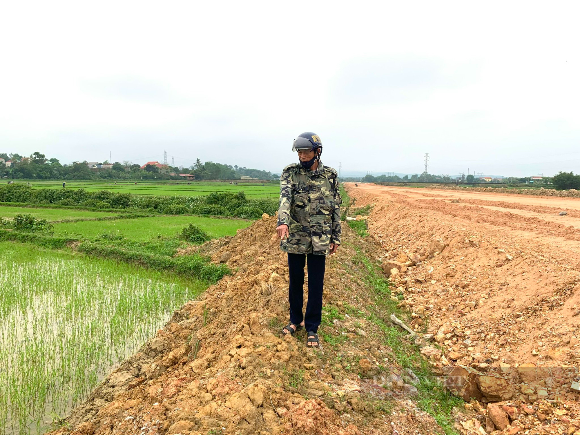 Quảng Bình: Dự án làm đường hơn trăm tỷ đồng lấn đất ruộng của nông dân - Ảnh 2.