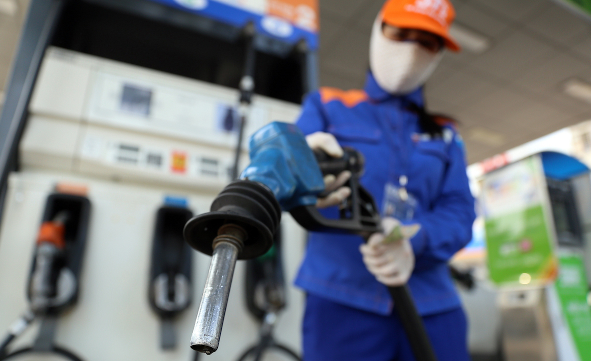 Giá xăng dầu tăng “phi mã”, chuyên gia nói gì?  - Ảnh 1.