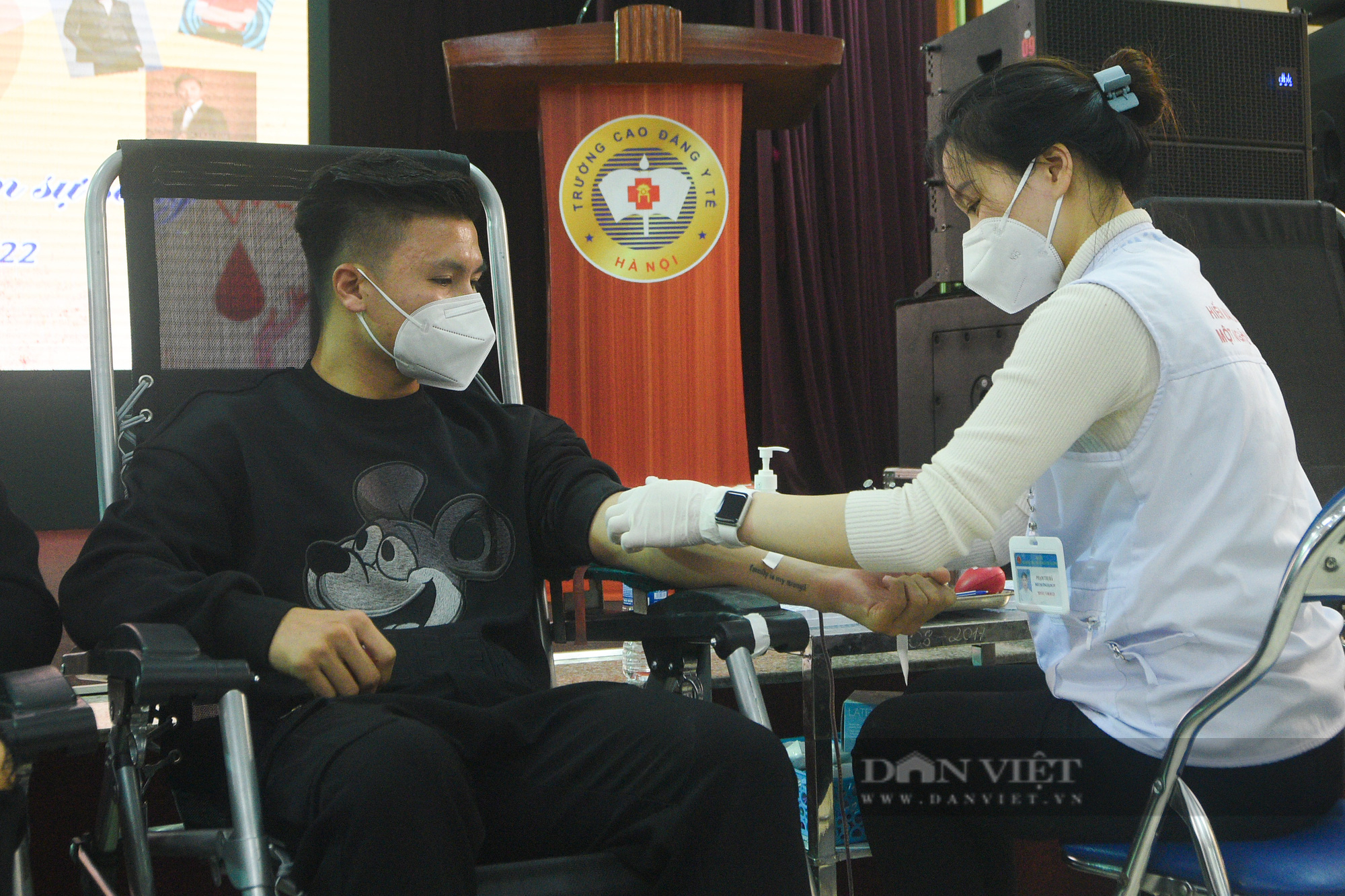 Cầu thủ Quang Hải, Văn Hậu, ca sĩ Tuấn Hưng thào hứng tham gia, kêu gọi hiến máu - Ảnh 6.