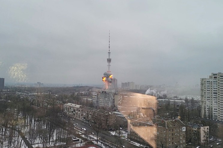 Nga giáng thêm đòn không kích dữ dội vào Ukraine, Kherson thất thủ, Mariupol-Kharkiv-Kiev 'oằn mình' hứng tên lửa - Ảnh 1.