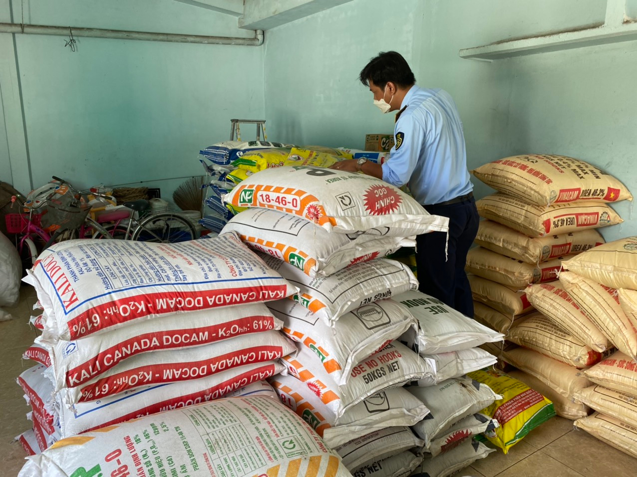 Lại phát hiện hàng loạt vi phạm về kinh doanh phân bón, thuốc bảo vệ thực vật tại Tiền Giang - Ảnh 1.