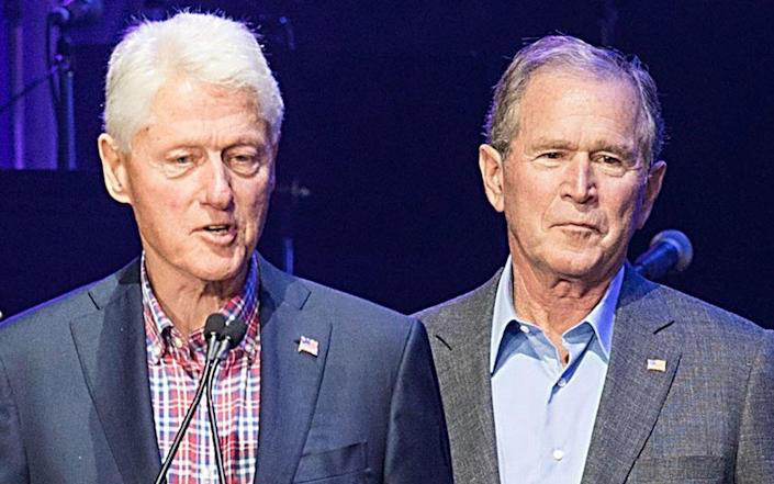 2 cựu Tổng thống Mỹ Bill Clinton và George W. Bush bất ngờ cùng nhau thăm nhà thờ Ukraine, ẩn ý điều gì?