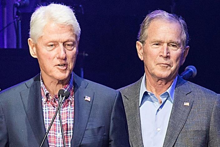 2 cựu Tổng thống Mỹ Bill Clinton và George W. Bush bất ngờ cùng nhau thăm nhà thờ Ukraine, ẩn ý điều gì? - Ảnh 1.