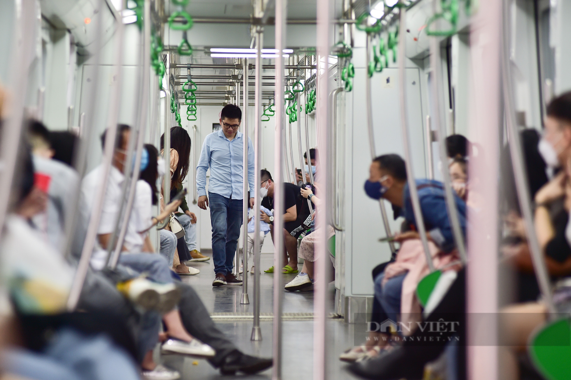 Người dân đổ xô đi tàu Cát Linh - Hà Đông: &quot;Tuy khá bất tiện nhưng tiết kiệm được chi phí di chuyển&quot; - Ảnh 2.