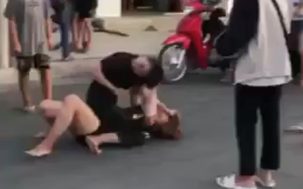 Cà Mau: Xác minh clip 2 thiếu nữ đánh nhau giữa đường