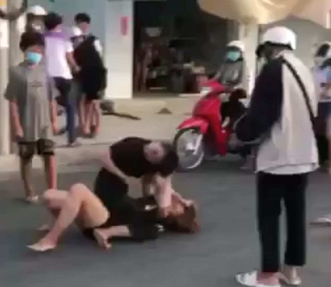 Cà Mau: Xác minh clip hai thiếu nữ đánh nhau giữa đường - Ảnh 1.