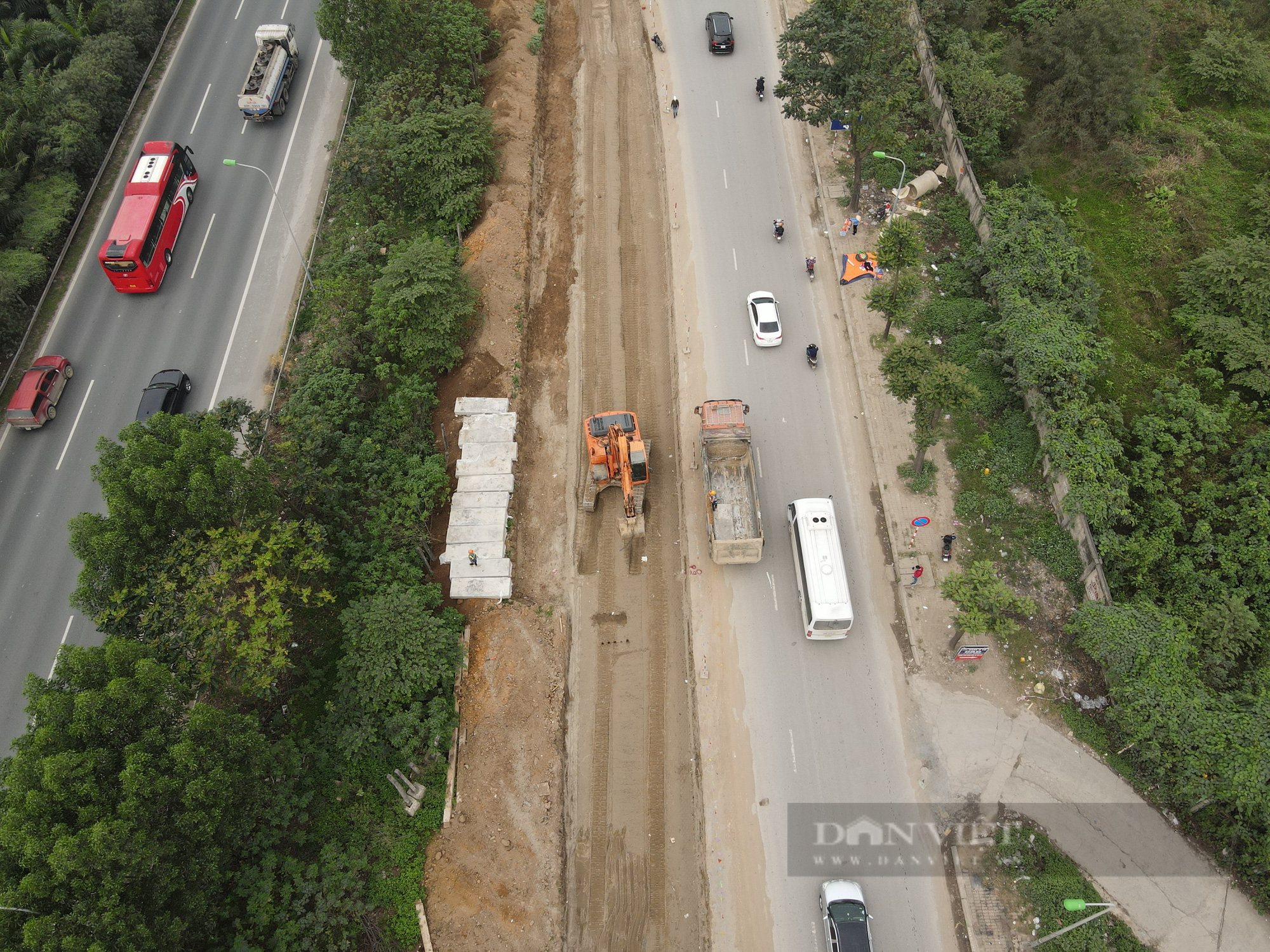 Hà Nội: Cảnh tấp nập trên công trường mở rộng, chống ngập lụt tại Đại lộ Thăng Long    - Ảnh 3.