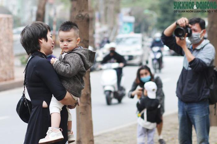 Bàng lá nhỏ thay lá, người Thủ đô thi nhau tạo dáng chụp ảnh - Ảnh 6.