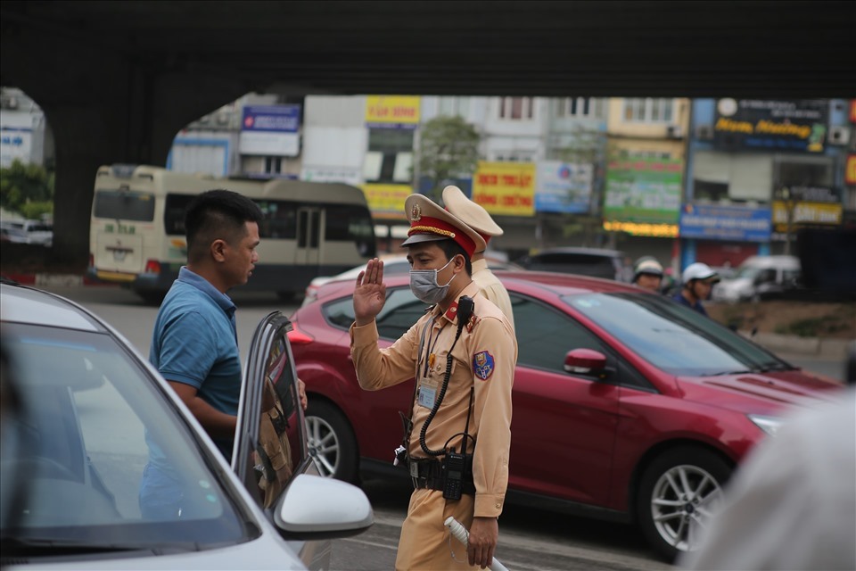 Chạy sai làn đường và những lỗi mà lái mới thường bị &quot;tuýt còi&quot; xử phạt - Ảnh 1.