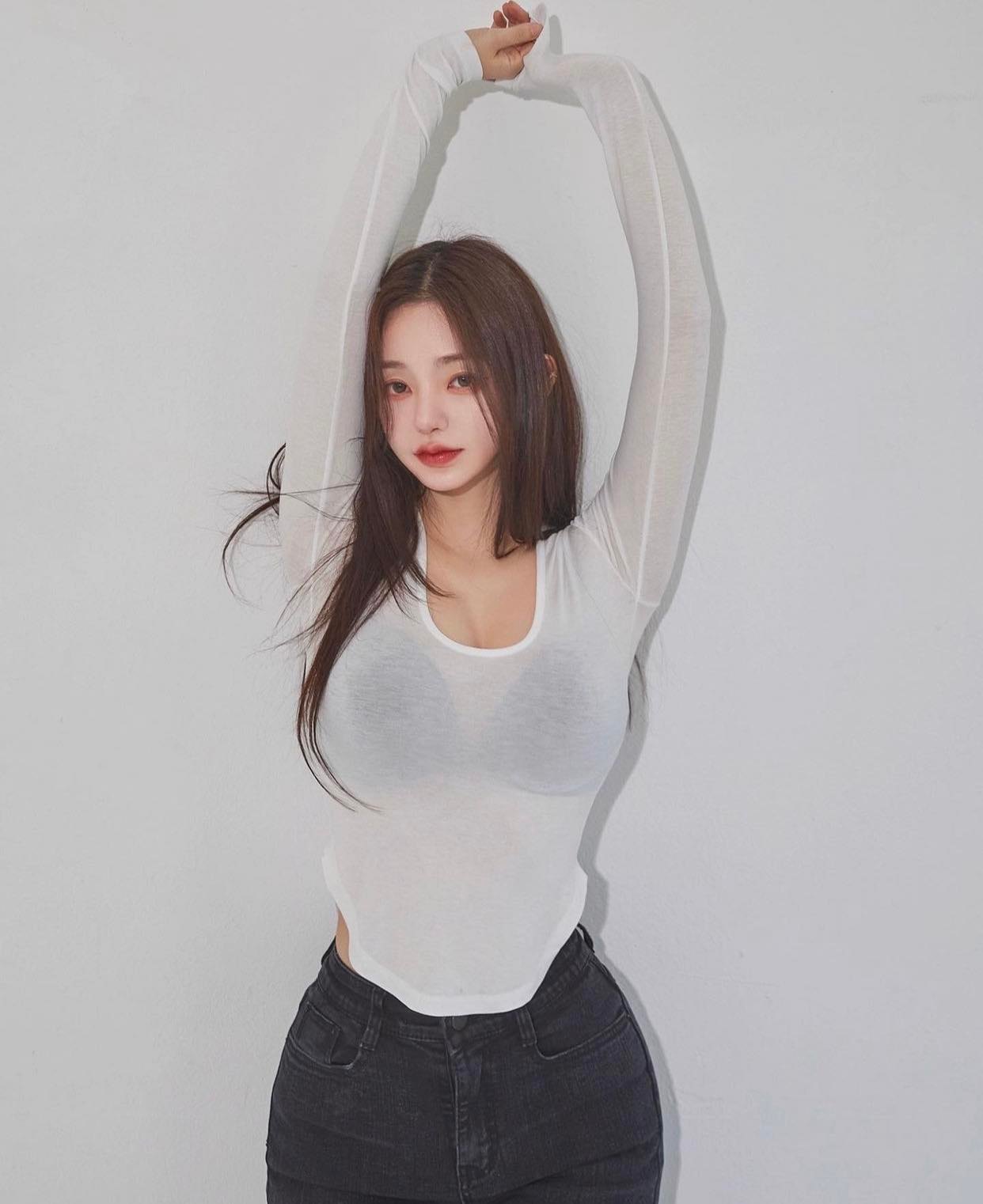 Các cô gái Hàn chuộng style mặc “tôn 1 điểm trên cơ thể” - Ảnh 4.