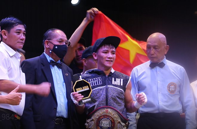 Hạ tay đấm Thái Lan, võ sĩ Hữu Toàn giành đai WBA châu Á - Ảnh 1.