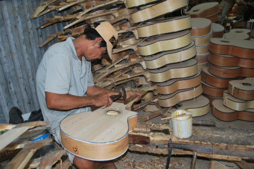 Gia đình ba đời giữ nghề làm đàn guitar truyền thống ở Sài Gòn - Ảnh 3.