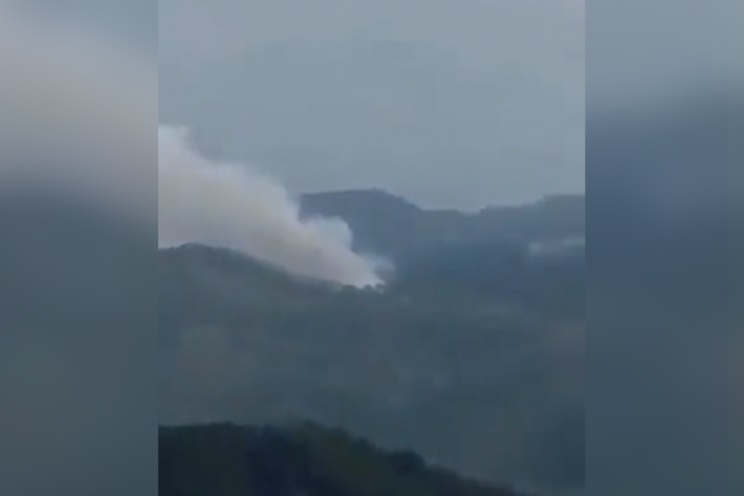 NÓNG: Máy bay Trung Quốc chở 133 người rơi trên núi ở Quảng Tây, bốc cháy dữ dội - Ảnh 1.