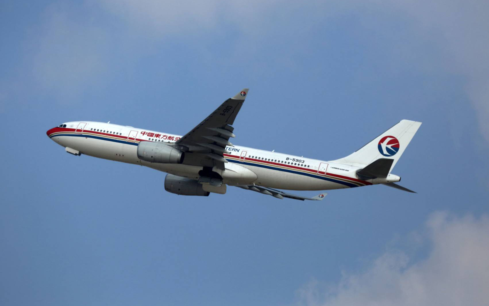 NÓNG: Máy bay Trung Quốc chở 133 người rơi trên núi ở Quảng Tây, bốc cháy dữ dội
