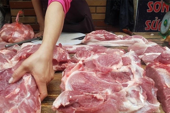 Người bán tiết lộ thịt lợn có 6 dấu hiệu này, giảm giá kiểu gì cũng không nên mua - Ảnh 1.