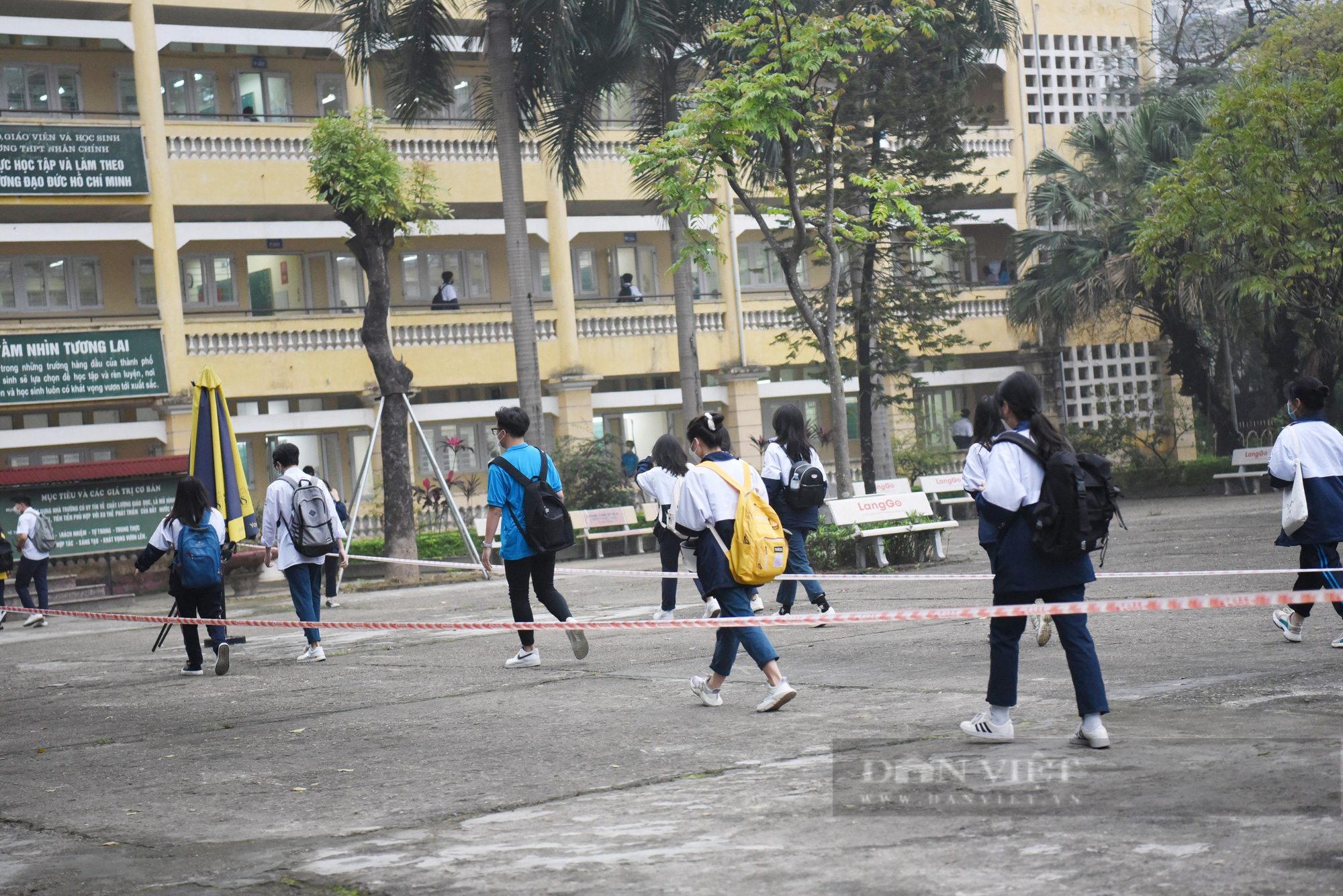 Sáng nay, học sinh Hà Nội đi học thế nào khi không áp dụng phân vùng cấp độ dịch? - Ảnh 4.