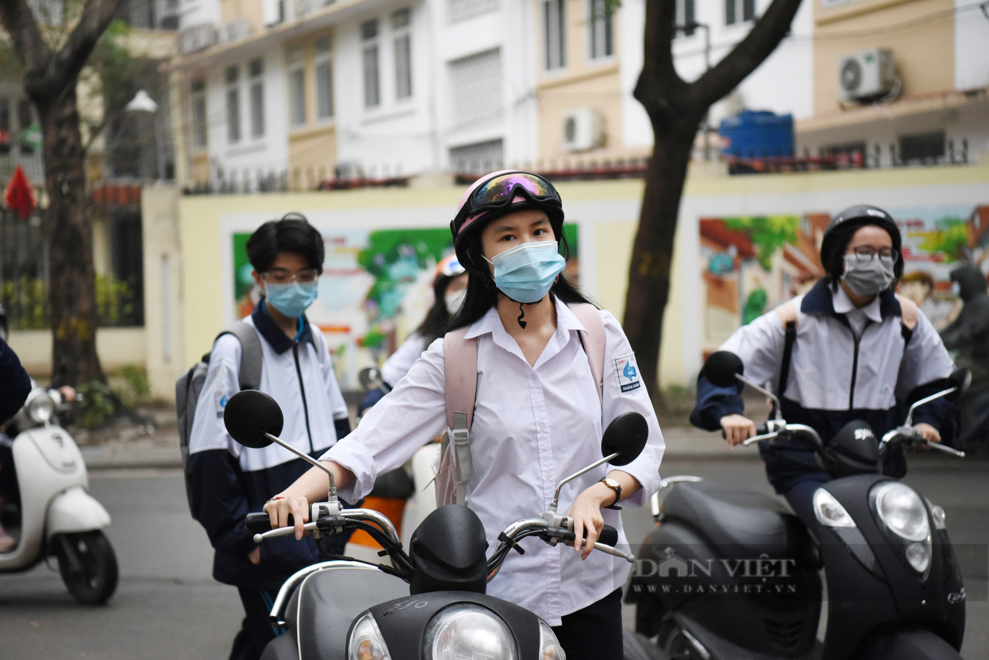 Sáng nay, học sinh Hà Nội đi học thế nào khi không áp dụng phân vùng cấp độ dịch? - Ảnh 1.