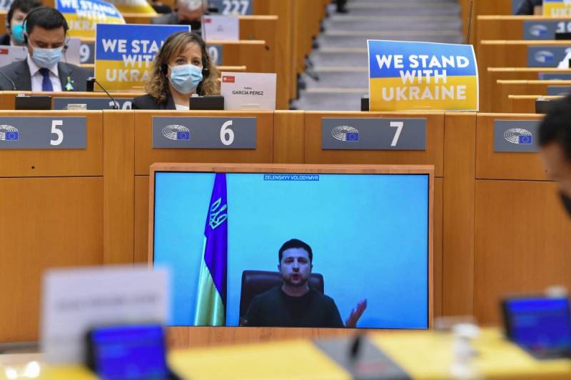 Tổng thống Ukraine Volodymyr Zelensky xuất hiện trên màn hình, khi ông phát biểu trong một hội nghị video trong phiên họp toàn thể đặc biệt của Nghị viện châu Âu tập trung vào cuộc xâm lược của Nga đối với Ukraine tại trụ sở EU ở Brussels vào ngày 1/3/2022. Ảnh: JOHN THYS / AFP.