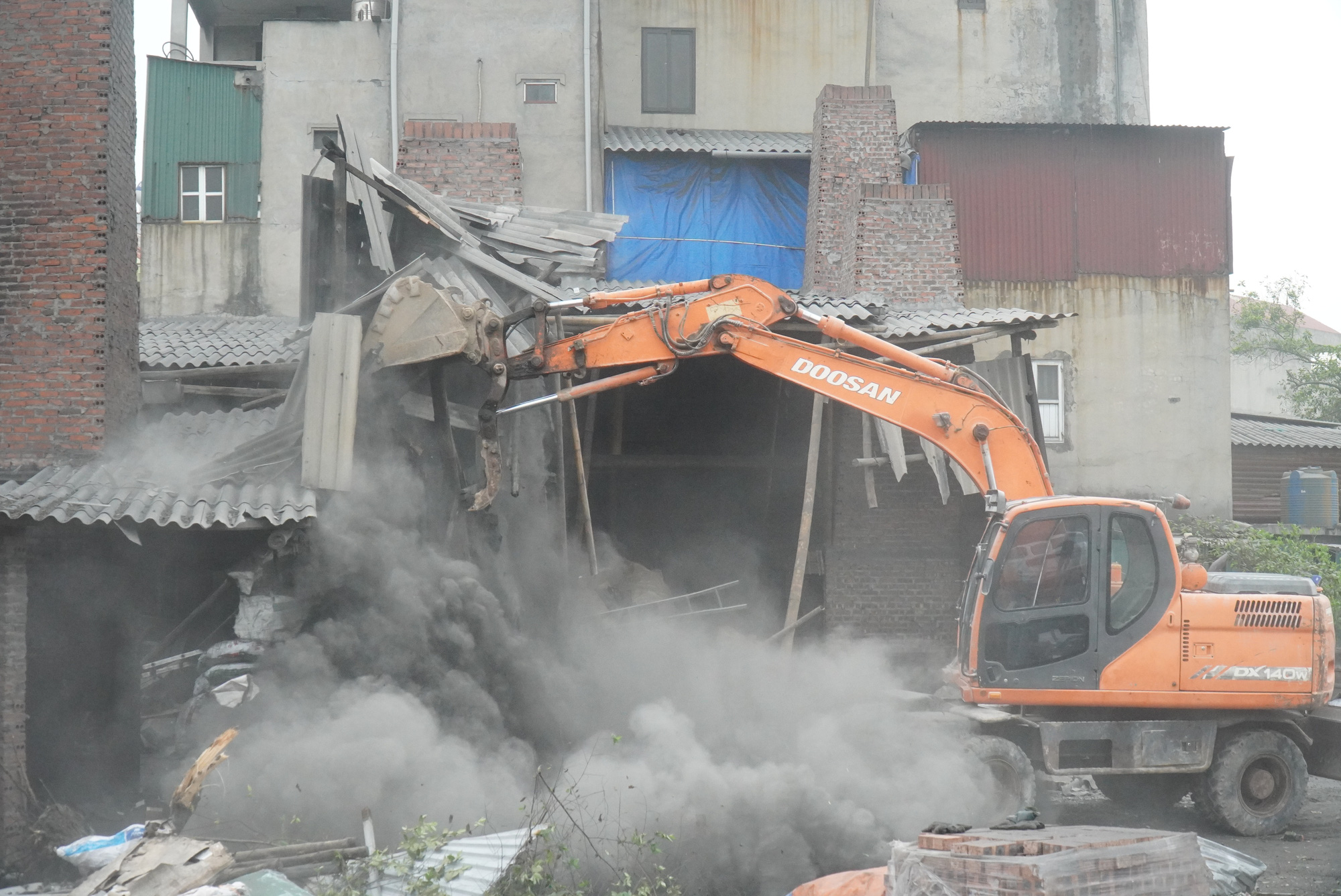 Bắc Ninh: Đưa máy móc khủng cưỡng chế 140 hộ dân  lấn chiếm đất đai, xây dựng lán xưởng trái phép ở Văn Môn - Ảnh 7.