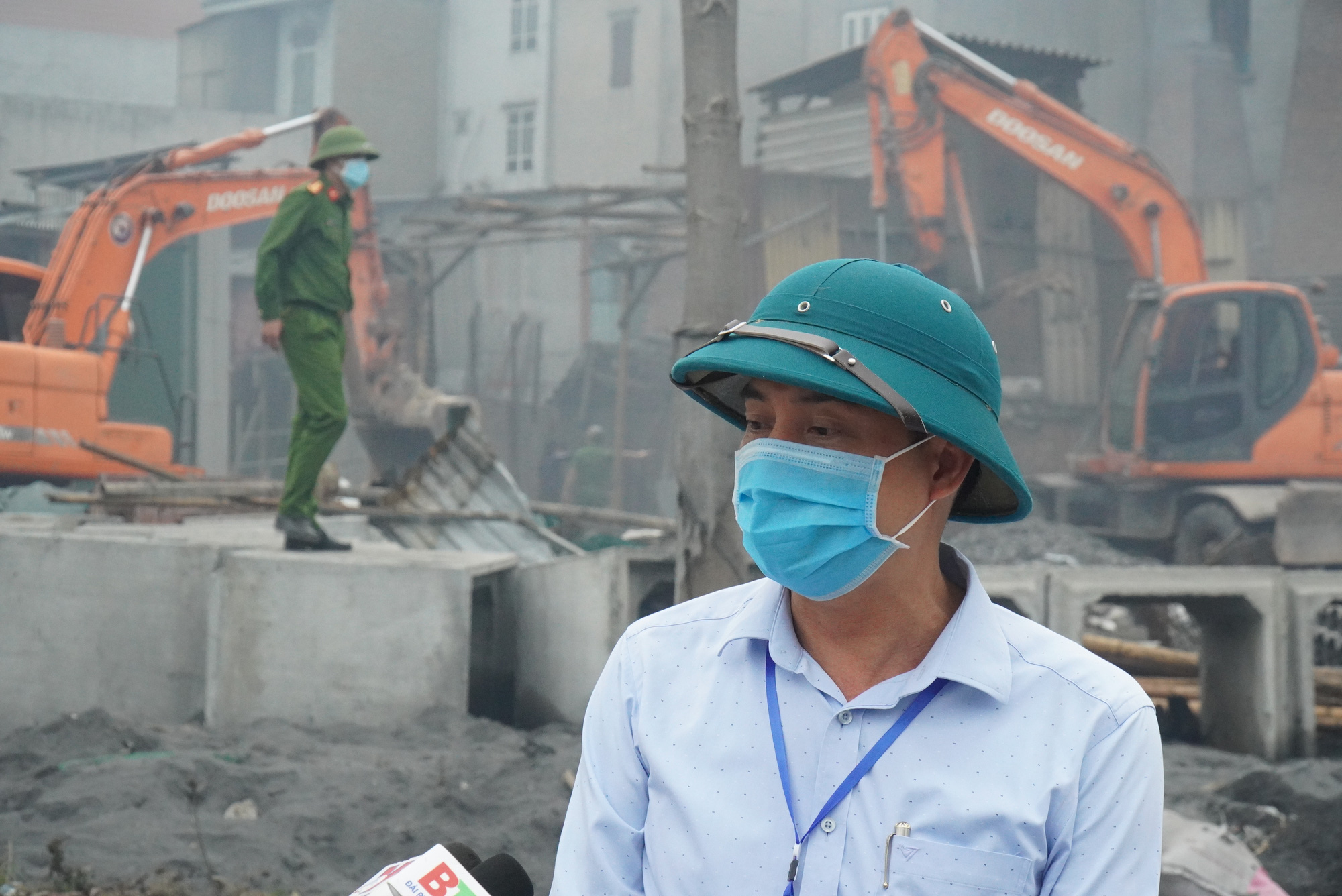 Bắc Ninh: Đưa máy móc khủng cưỡng chế 140 hộ dân  lấn chiếm đất đai, xây dựng lán xưởng trái phép ở Văn Môn - Ảnh 4.