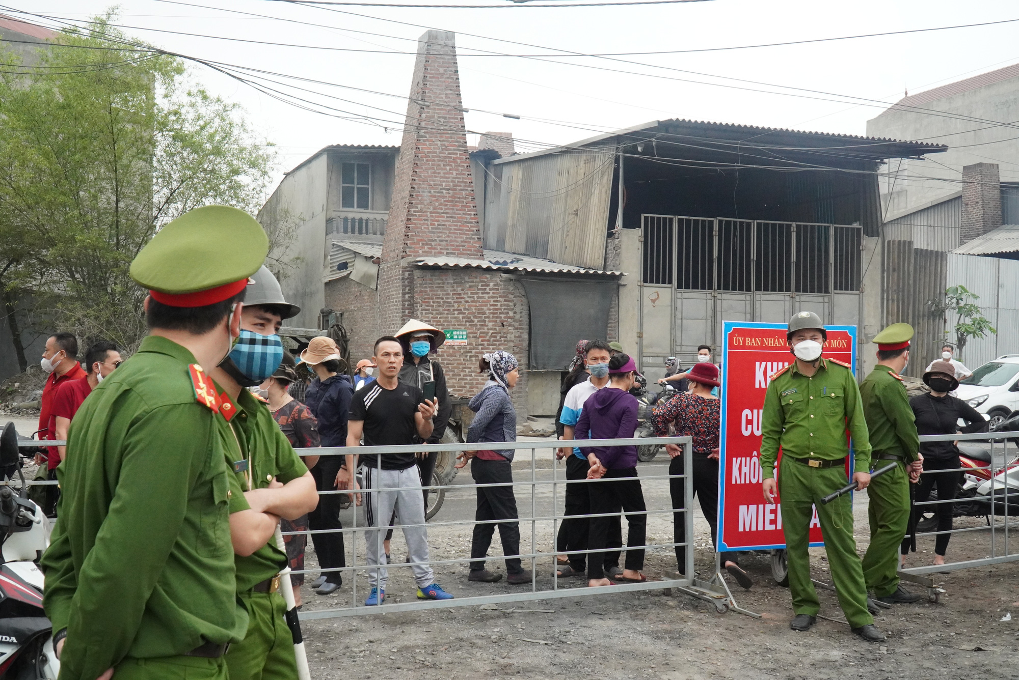 Bắc Ninh: Đưa máy móc khủng cưỡng chế 140 hộ dân  lấn chiếm đất đai, xây dựng lán xưởng trái phép ở Văn Môn - Ảnh 2.