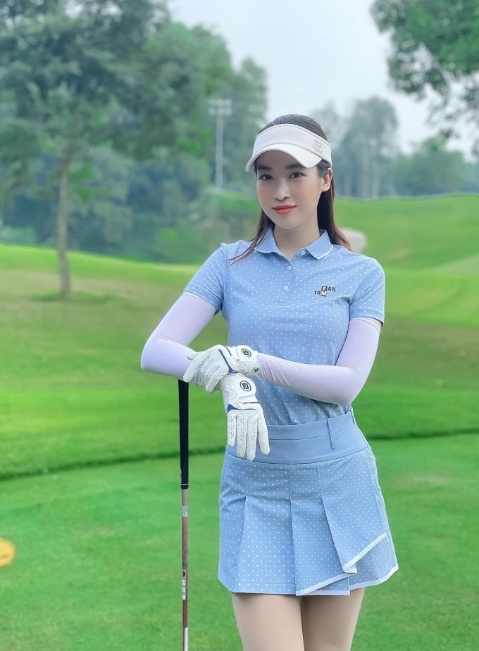 Hiền Hồ - mỹ nhân Việt với tay golf cừ khôi, khiến không ít người phải ngưỡng mộ và thích thú. Hãy xem ngay hình ảnh cô nàng tài năng này để cảm nhận sự hoàn hảo của thể thao golf.