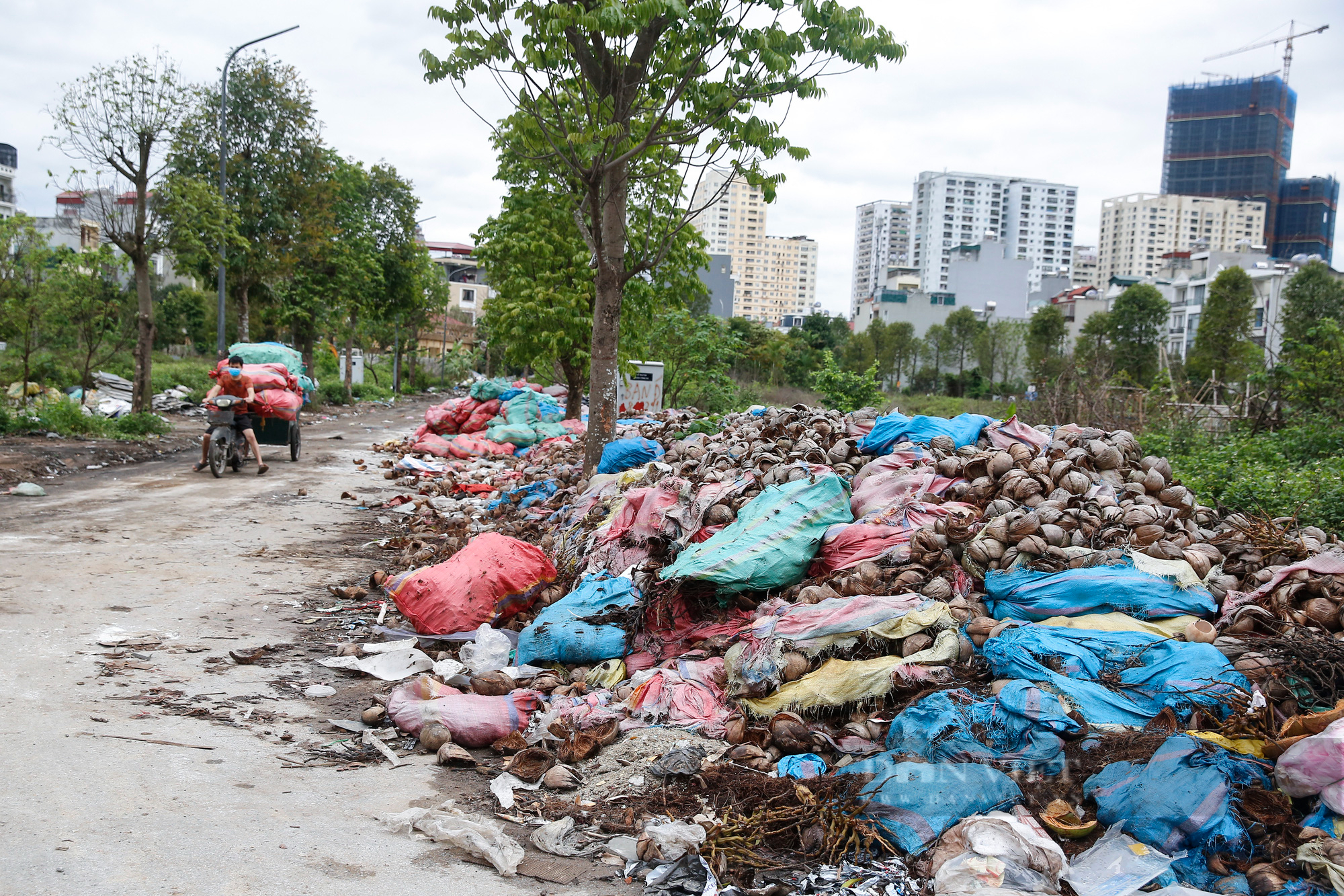 Hà Nội: Rác thải bủa vây, chặn lối đi lại tại khu dân cư - Ảnh 3.