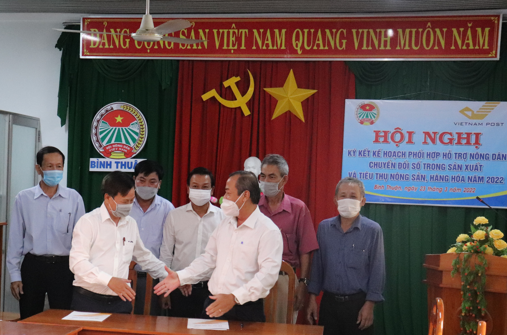 Bình Thuận: Hội Nông dân và Bưu điện ký kết thỏa thuận hợp tác hỗ trợ nông dân chuyển đổi số - Ảnh 1.