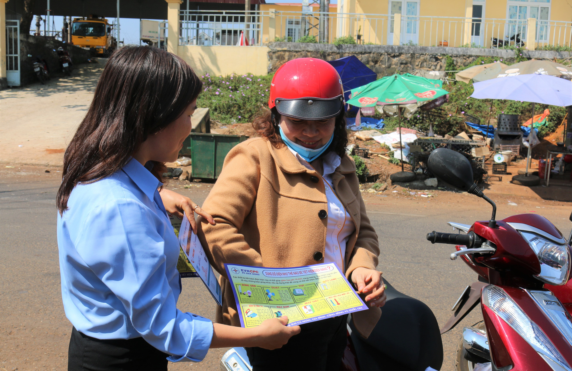 PC Đắk Nông: Tuyên truyền người dân cùng tắt đèn hưởng ứng Chiến dịch Giờ Trái đất 2022 - Ảnh 2.