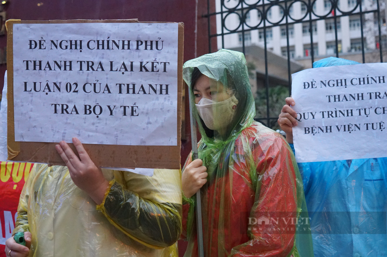 Vụ nợ lương ở Bệnh viện Tuệ Tĩnh: Xót xa hình ảnh nhân viên y tế đội mưa “cầu cứu” - Ảnh 2.