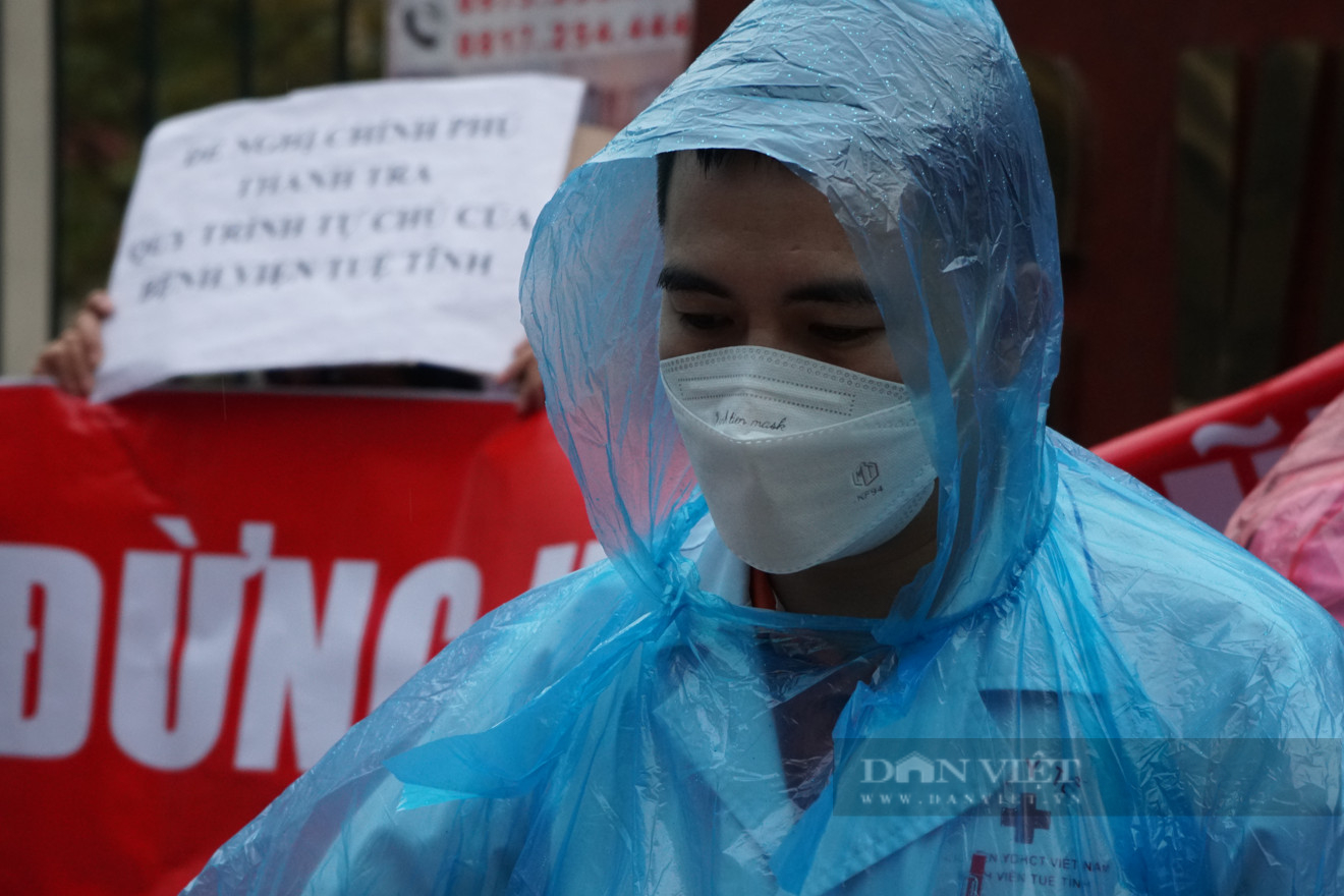 Vụ nợ lương ở Bệnh viện Tuệ Tĩnh: Xót xa hình ảnh nhân viên y tế đội mưa “cầu cứu” - Ảnh 4.