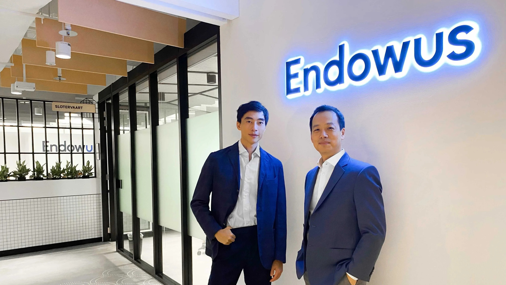 Gregory Van (trái), Giám đốc điều hành của nền tảng tài sản kỹ thuật số Endowus có trụ sở tại Singapore đang giúp nhiều người dành tiền tiết kiệm để làm việc. Ảnh: @Fumito Akiyama.