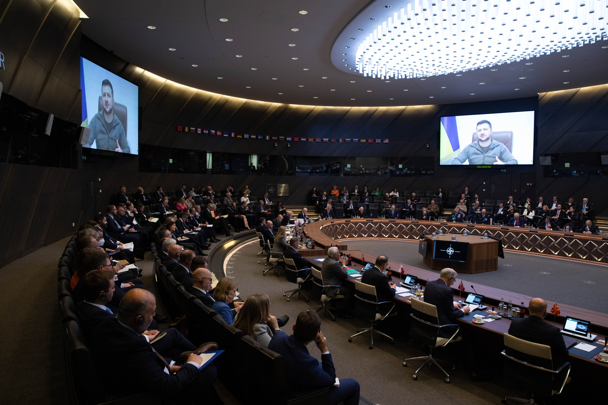 Hội nghị thượng đỉnh NATO: Ông Zelensky kêu gọi viện trợ quân sự 'không hạn chế' - Ảnh 1.