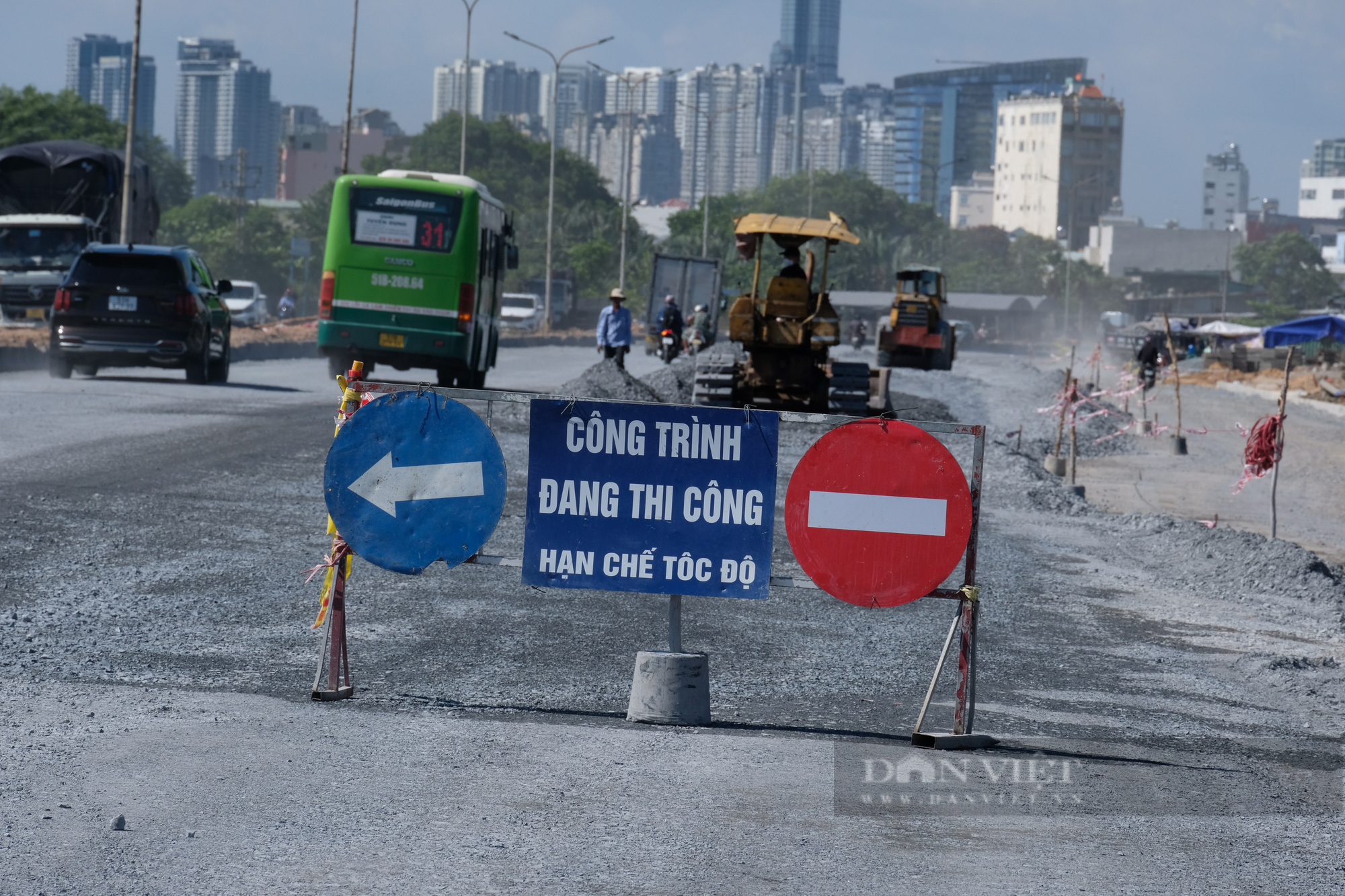 Mở rộng đại lộ Nguyễn Văn Linh từ 6 lên 10 làn xe: Gấp rút thi công kịp hoàn thành trước 30/4 - Ảnh 1.