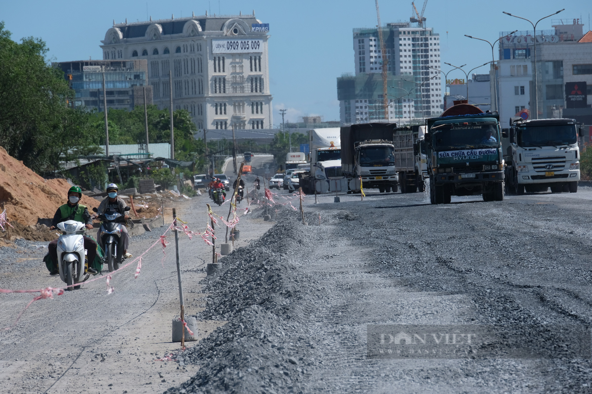 Mở rộng đại lộ Nguyễn Văn Linh từ 6 lên 10 làn xe: Gấp rút thi công kịp hoàn thành trước 30/4 - Ảnh 2.