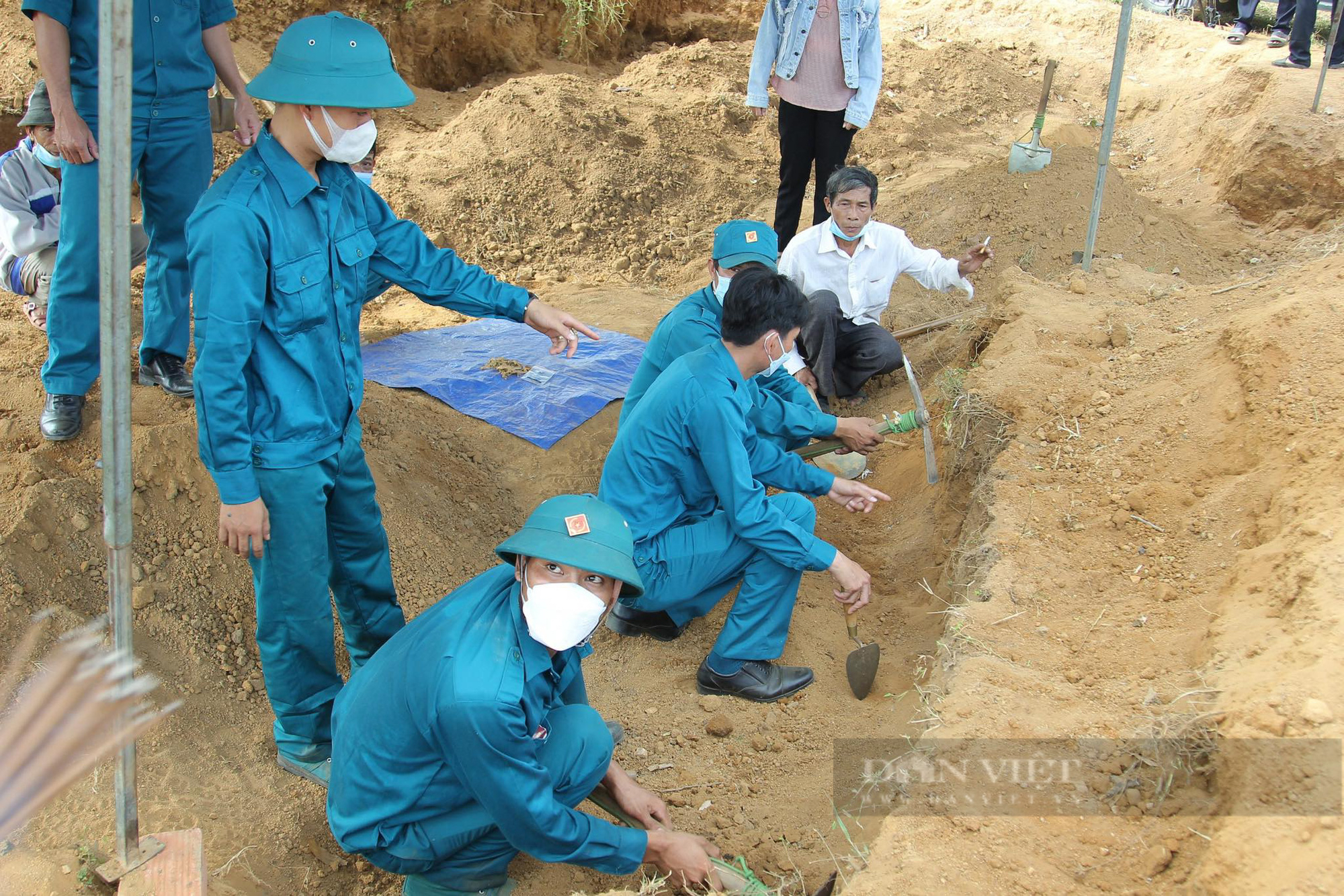 Khai quật nhiều hài cốt liệt sĩ tại hố chôn tập thể ở Bình Định  - Ảnh 1.