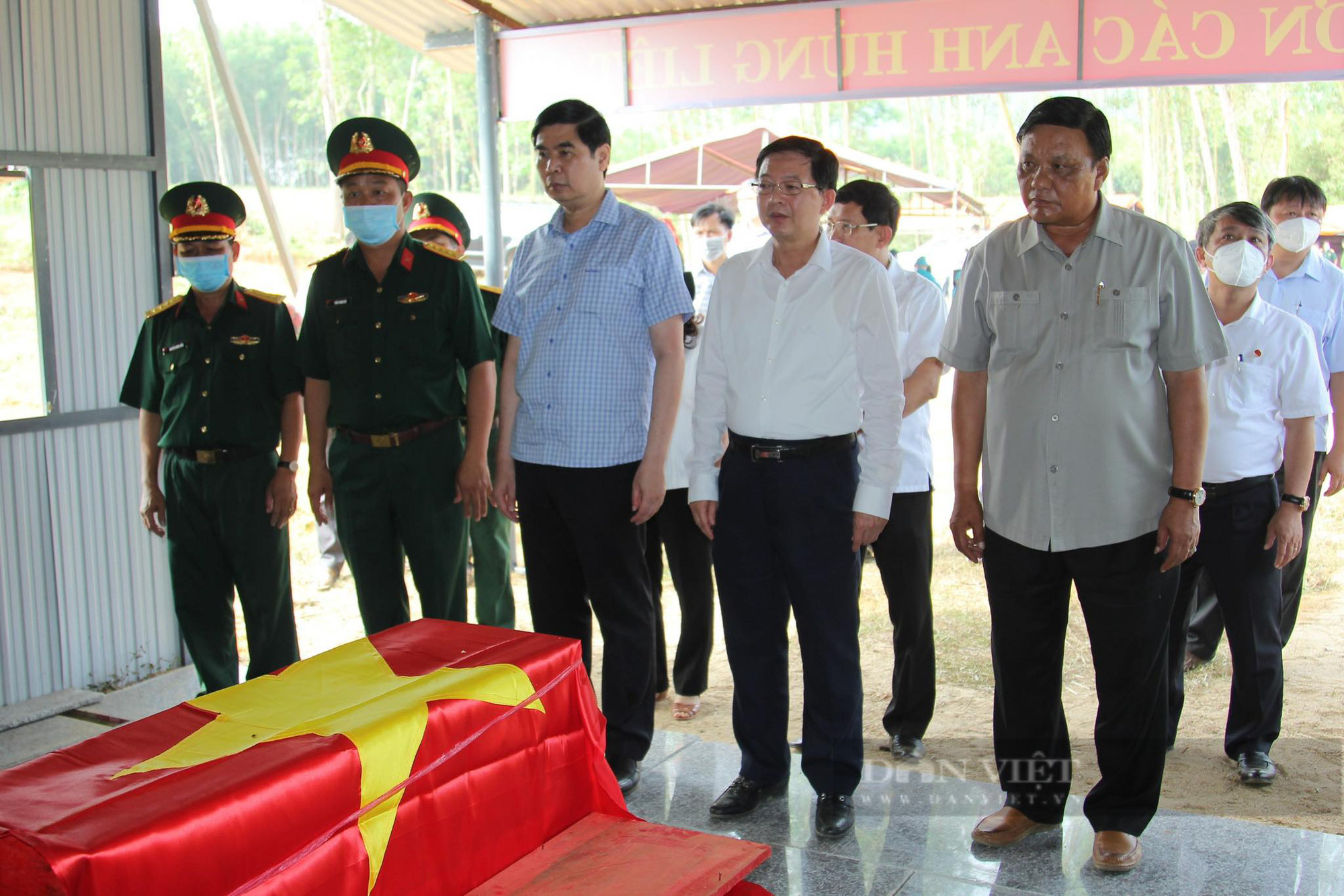 Khai quật nhiều hài cốt liệt sĩ tại hố chôn tập thể ở Bình Định  - Ảnh 2.