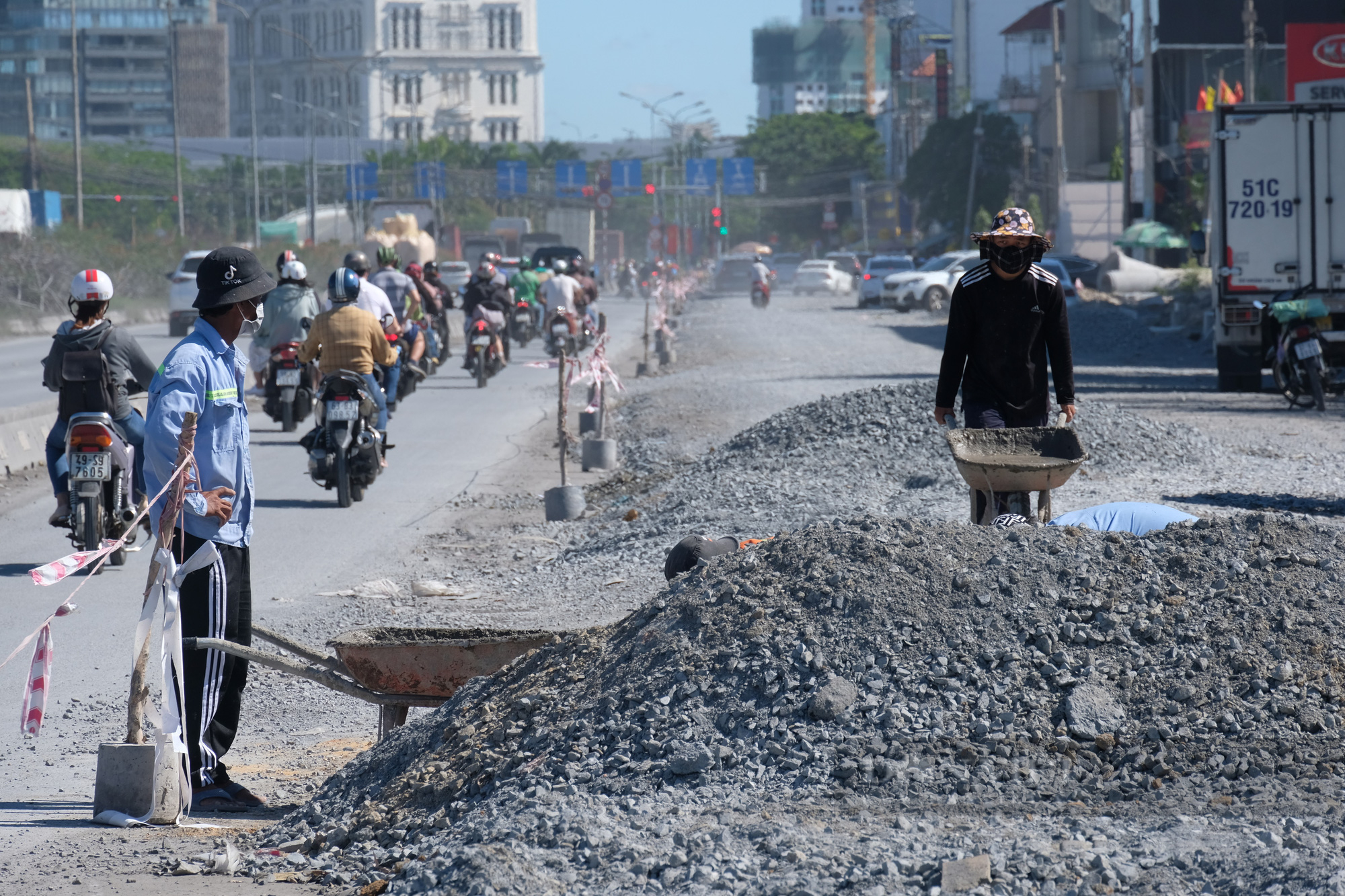 Mở rộng đại lộ Nguyễn Văn Linh từ 6 lên 10 làn xe: Gấp rút thi công kịp hoàn thành trước 30/4 - Ảnh 6.