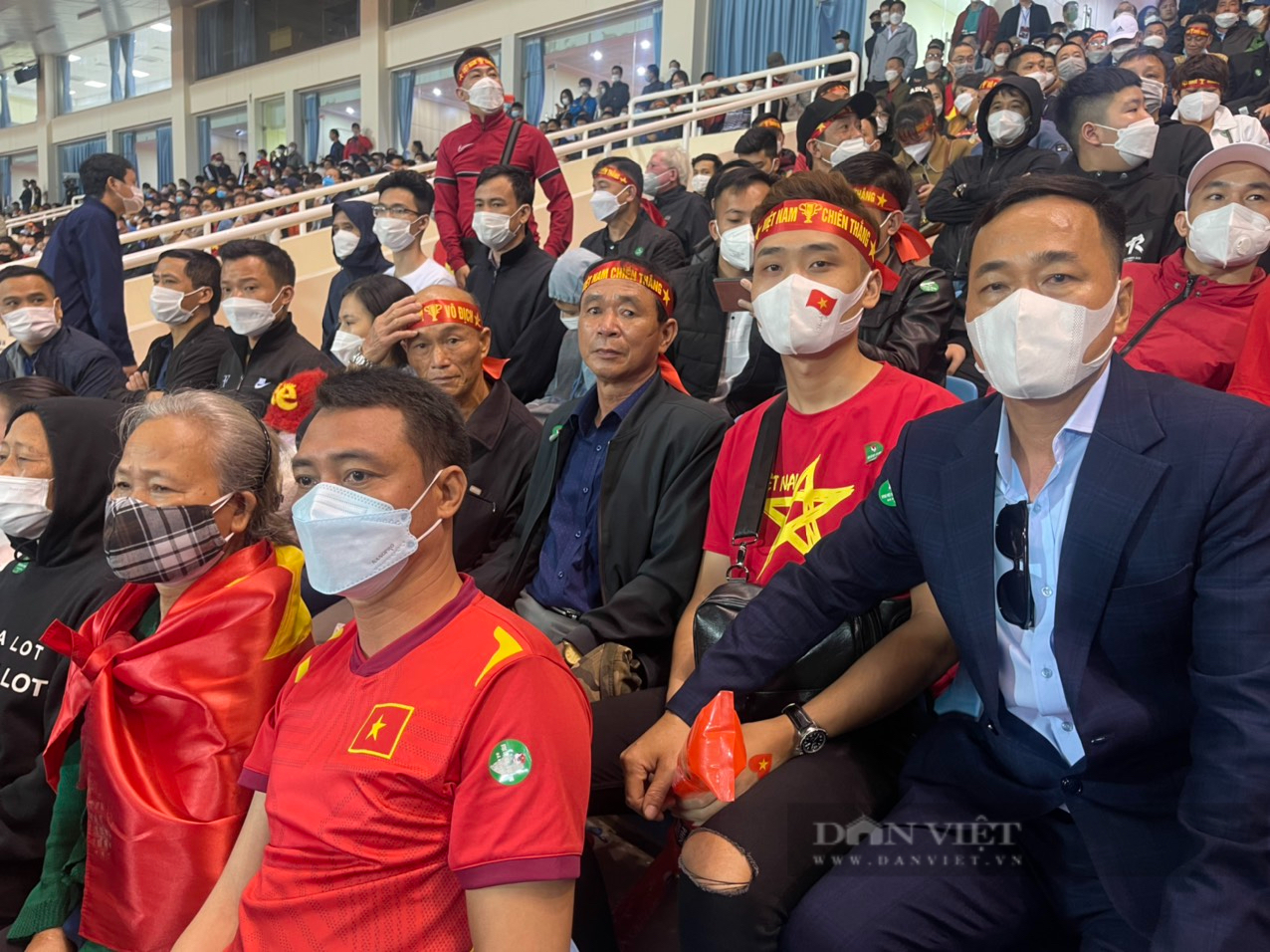 Những CĐV xinh đẹp nổi bần bật trên sân Mỹ Đình, cổ vũ Việt Nam đấu Oman - Ảnh 6.