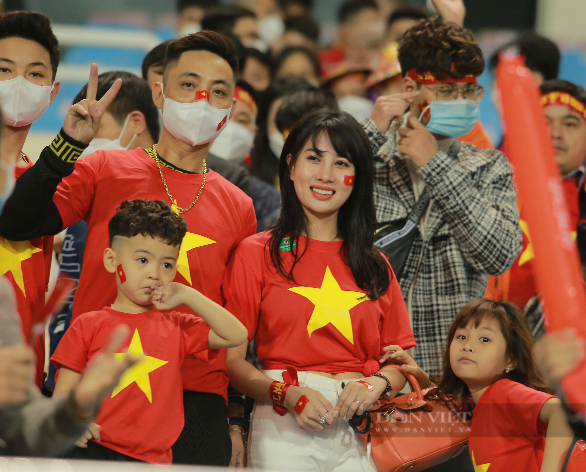 Những CĐV xinh đẹp nổi bần bật trên sân Mỹ Đình, cổ vũ Việt Nam đấu Oman - Ảnh 4.