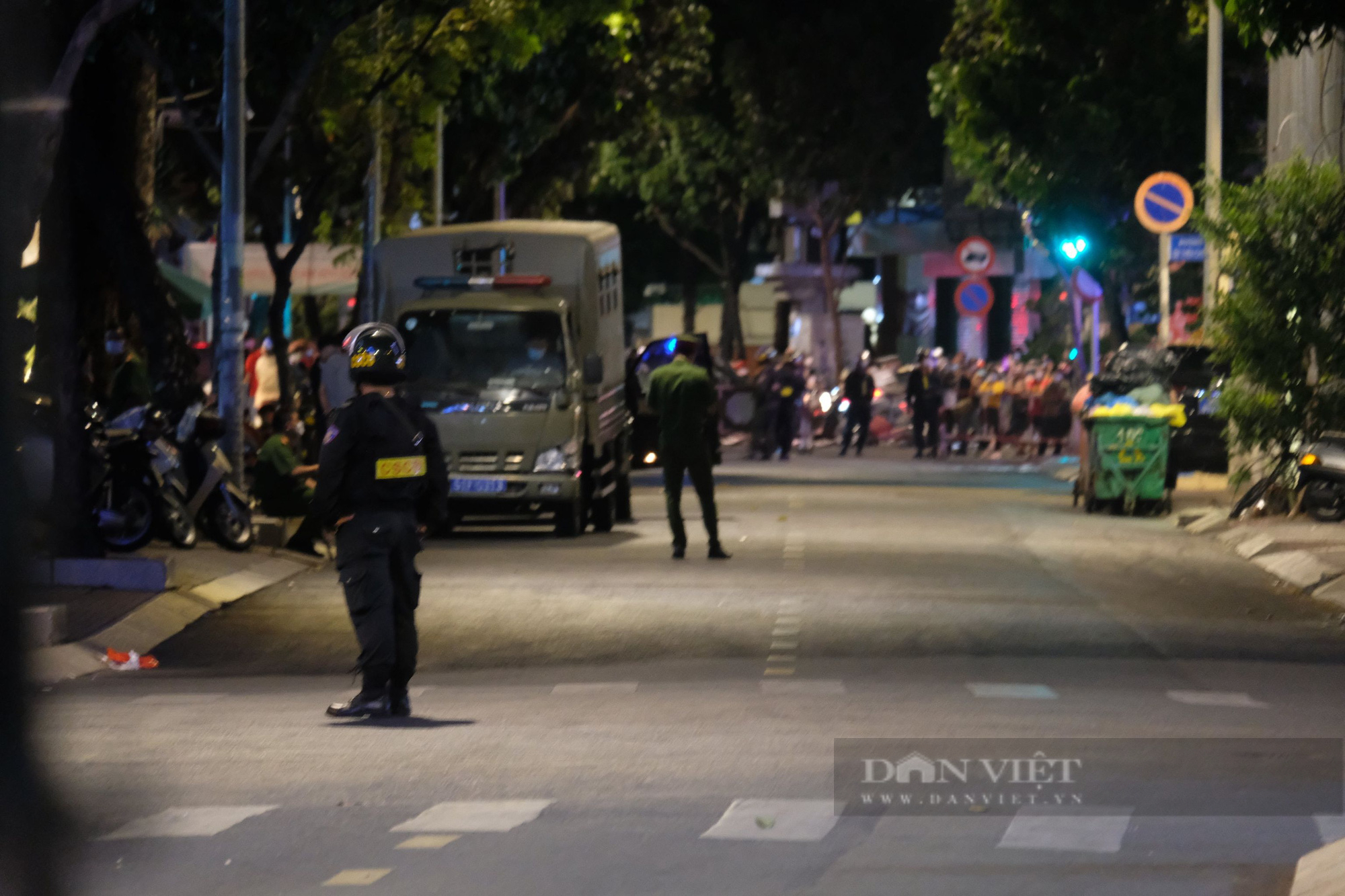 CẬP NHẬT: 22h15 tối nay, 2 xe chở phạm nhân rời khỏi khu vực biệt thự của vợ chồng bà Nguyễn Phương Hằng - Ảnh 1.