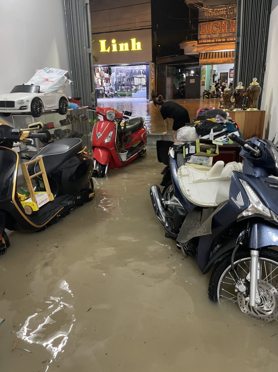 Kon Tum hứng trận mưa lớn nhất từ đầu năm, nhiều tuyến đường ngập nước - Ảnh 2.