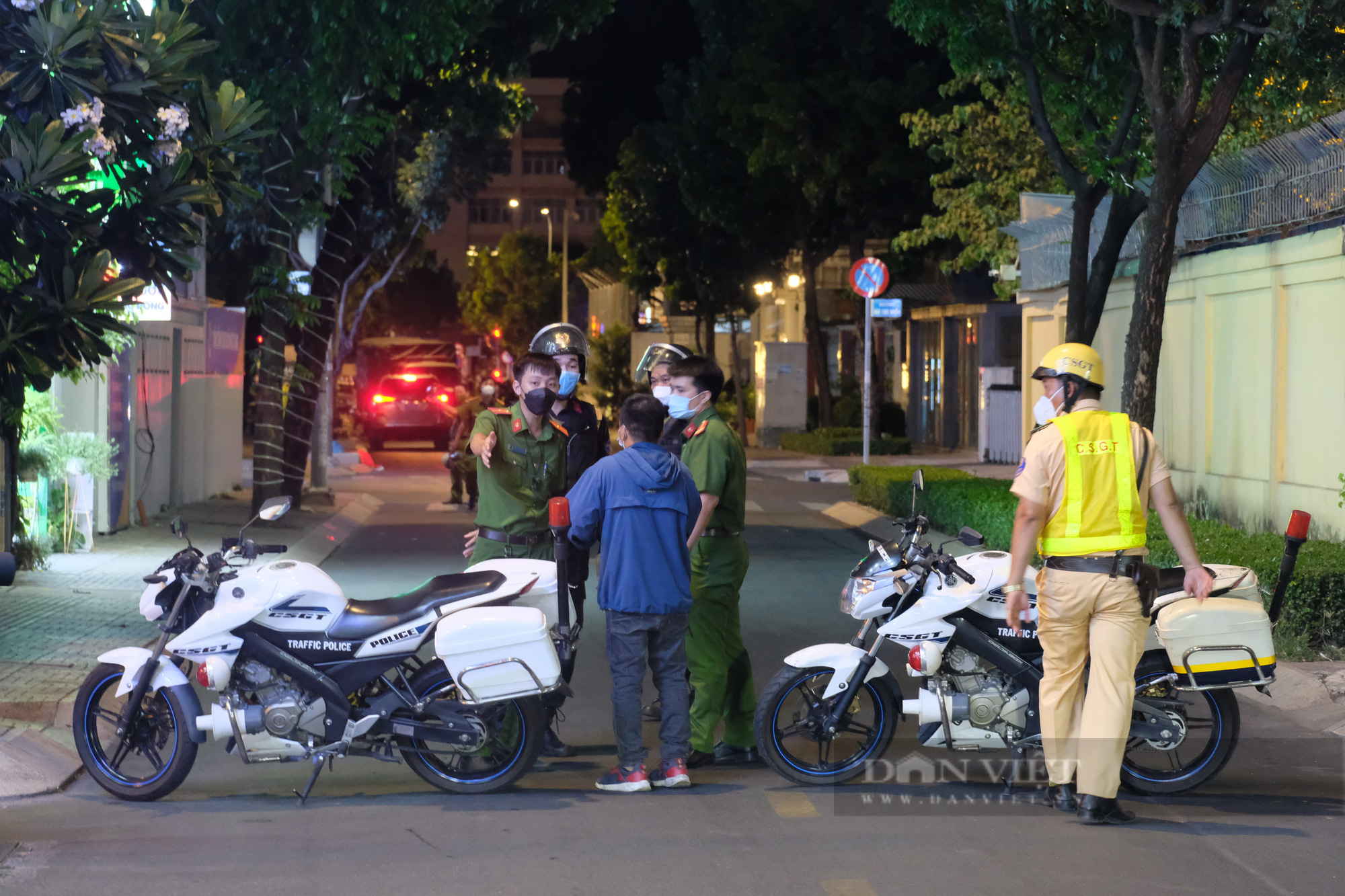 Hơn 0h đêm, Công an TP.HCM vẫn khám xét ngôi biệt thự của bà Nguyễn Phương Hằng - Ảnh 7.