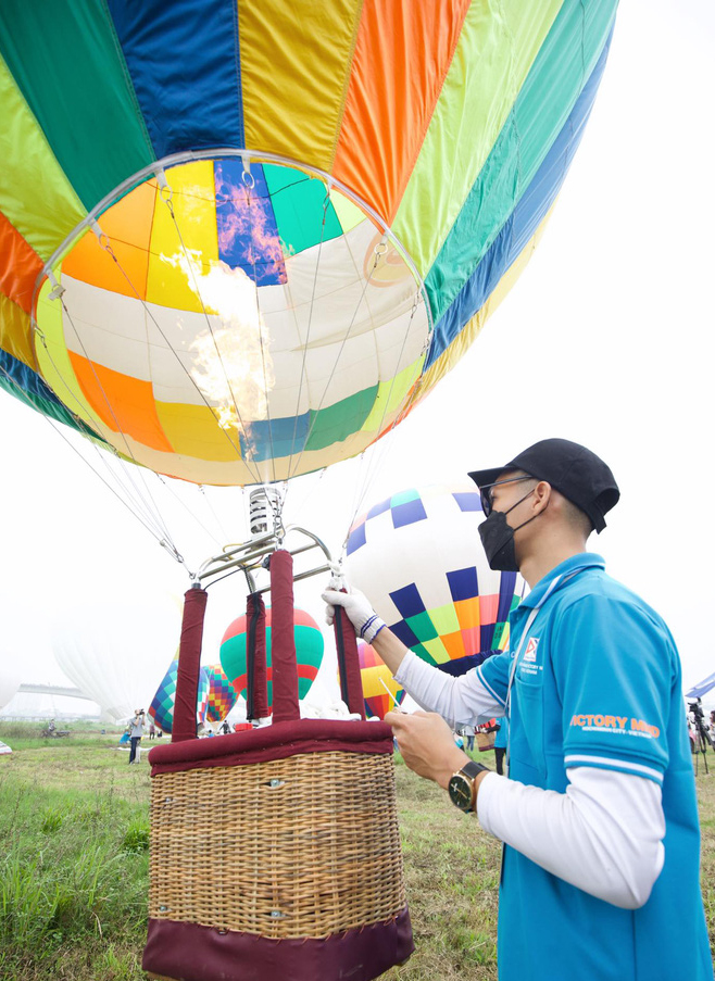 Lễ hội khinh khí cầu ở Hà Nội: Người dân háo hức chờ bay miễn phí - Ảnh 9.